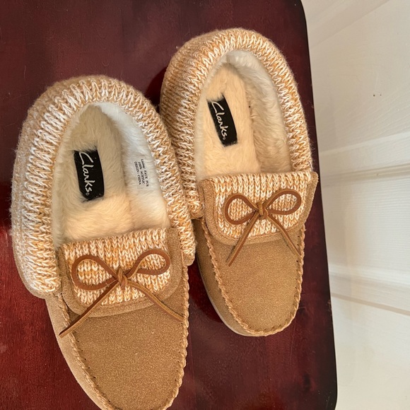 Clarks Slippers Womens 10 Brown Suede Moccasin Faux Fur Lined Sweater Cuff Trim - Picture 3 of 8